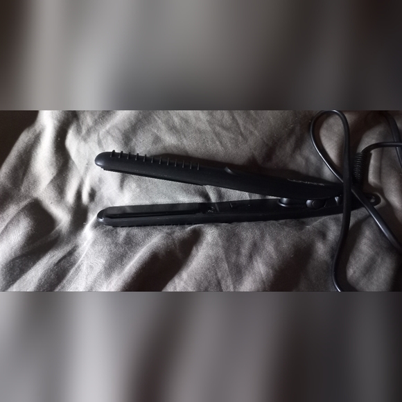 𝅺LOVANI Mini Travel Flat Iron 0.5 size with Bonus Carrying Pouch - - Picture 4 of 7